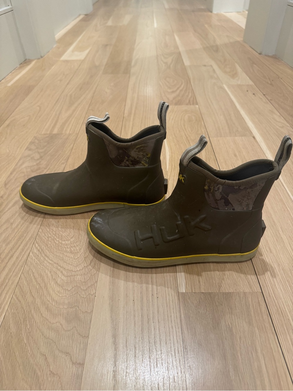 Huk Men’s Olive Rubber Ankle Boots with Yellow Trim - Picture 3 of 10